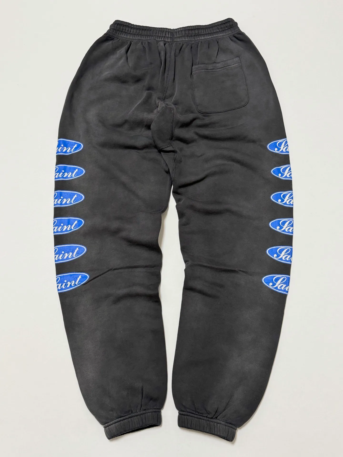 SAINT Mxxxxxx SWEAT PANTS/LOVE AMONG/BLK blue SAINT barrage sweatpants, washed black S-XL, top-notch printing and distressing process, very close to the original distressed feeling, Assute dyeing, whole piece sprayed with horse fade, wormhole destruction treatment, heavy fermentation washing to create NEW VINTAGE texture, factory four-needle and six-thread workmanship, no bone seams, correct main mark, wash mark